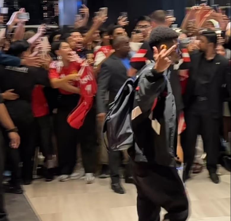 华体会网页版-英媒：迪亚洛对球迷竖中指引发争议，或是因遭受人身攻击做出的反击