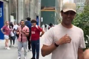 RMC：纳赛尔造访巴黎圣日耳曼纽约旗舰店，现场给球迷送决赛门票