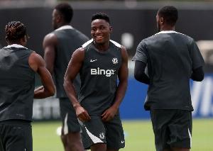 记者：切尔西中场埃苏戈受轻伤，没有进入球队阵容